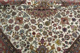 Close-up detail of 2000s Tabriz 50/60/70 Raj rug from Iran / Persia showing Cork weave