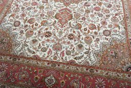 Close-up detail of 2000s Tabriz 50/60/70 Raj rug from Iran / Persia showing Cork weave
