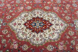 Central medallion detail of 2000s Tabriz 50/60/70 Raj rug from Iran / Persia