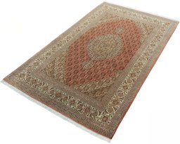 Corner detail of New Tabriz 50/60/70 Raj rug showing border pattern and Cork pile