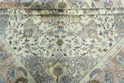 Close-up detail of New Tabriz 50/60/70 Raj rug from Iran / Persia showing Cork weave