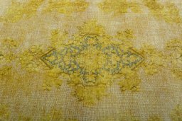 Central medallion detail of 1950s Vintage rug from Pakistan