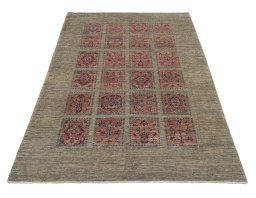 Surface texture of New Farahan rug with natural Wool and intricate pattern