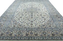 Surface texture of 2000s Kashan rug with natural Wool and intricate pattern
