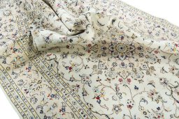 Surface texture of 2000s Kashan rug with natural Wool and intricate pattern