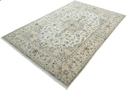 Corner detail of New Kashan rug showing border pattern and Wool pile