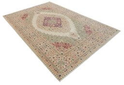 Corner detail of New Farahan rug showing border pattern and Wool pile