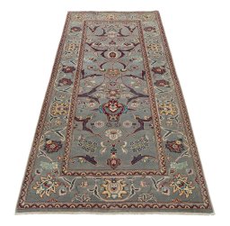 Surface texture of New Farahan rug with natural Wool and intricate pattern