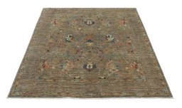 Surface texture of New Farahan rug with natural Wool and intricate pattern