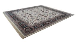 Corner detail of New Agra rug showing border pattern and Wool pile