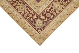 Backside of handmade 1900s Amritsar rug showing knot structure and weave density