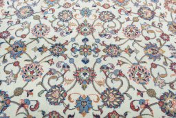 Central medallion detail of 2000s Sarough rug from Iran / Persia