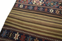 Surface texture of 1930s Kilim Ghashghai rug with natural Wool and intricate pattern