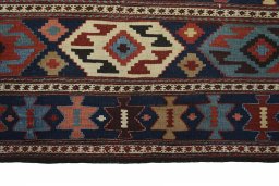 Central medallion detail of 1930s Kilim Ghashghai rug from Iran / Persia