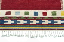 Central medallion detail of Unknown Kilim Ghashghai rug from Iran / Persia