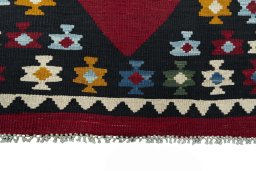 Central medallion detail of New Kilim Ghashghai rug from Iran / Persia