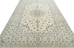 Surface texture of 2000s Kashan rug with natural Wool and intricate pattern