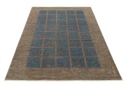 Surface texture of New Farahan rug with natural Wool and intricate pattern
