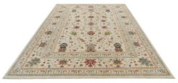 Surface texture of New Farahan rug with natural Wool and intricate pattern