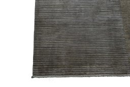 Corner detail of New Mahli rug showing border pattern and Wool pile