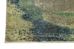 Corner detail of New Mahli rug showing border pattern and Wool pile
