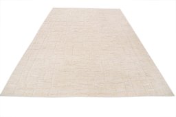 Surface texture of New Mahli rug with natural Wool and intricate pattern