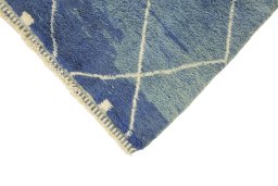 Backside of handmade 1980s Morocco rug showing knot structure and weave density