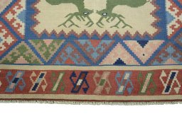 Central medallion detail of 2000s Kilim Dastan rug from Iran / Persia