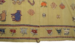 Central medallion detail of 1970s Kilim Dastan rug from Iran / Persia