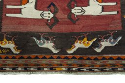 Central medallion detail of 1970s Kilim Dastan rug from Iran / Persia
