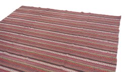 Surface texture of 1920s Kilim Jajim rug with natural Wool and intricate pattern