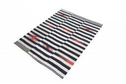 Corner detail of New Kilim Kiasar rug showing border pattern and Wool pile