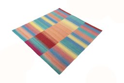 Corner detail of New Kilim Kiasar rug showing border pattern and Wool pile