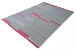 Corner detail of New Kilim Kiasar rug showing border pattern and Wool pile