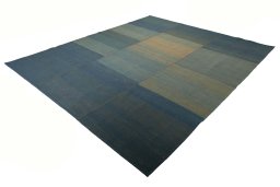 Corner detail of New Kilim Kiasar rug showing border pattern and Wool pile