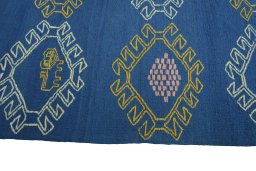 Close-up detail of New Modern Design rug from Iran / Persia showing Wool weave
