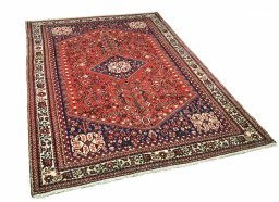 Corner detail of 2000s Abadeh rug showing border pattern and Wool pile