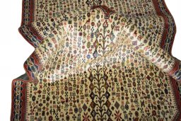 Corner detail of New Abadeh rug showing border pattern and Wool pile