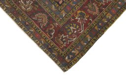 Backside of handmade 1900s Bakhtiar rug showing knot structure and weave density