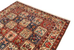 Close-up detail of 1940s Bakhtiar rug from Iran / Persia showing Wool weave