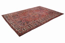Corner detail of 1900s Bakhtiar rug showing border pattern and Wool pile