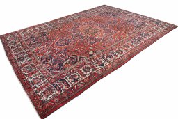 Close-up detail of 1900s Bakhtiar rug from Iran / Persia showing Wool weave