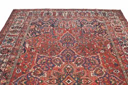 Surface texture of 1900s Bakhtiar rug with natural Wool and intricate pattern