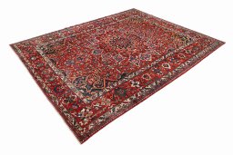 Close-up detail of 1920s Bakhtiar rug from Iran / Persia showing Wool weave