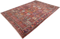 Corner detail of 1900s Bakhtiar rug showing border pattern and Wool pile