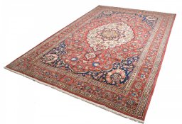 Close-up detail of New Bakhtiar rug from Iran / Persia showing Wool weave