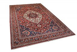 Corner detail of 1930s Bakhtiar rug showing border pattern and Wool pile