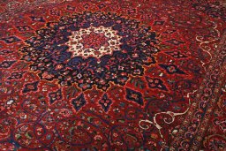 Full view of 1930s Bakhtiar rug from Iran / Persia, 490 × 352 cm in Red tones