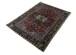 Corner detail of 1930s Bakhtiar rug showing border pattern and Wool pile