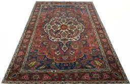 Surface texture of 1930s Bakhtiar rug with natural Wool and intricate pattern